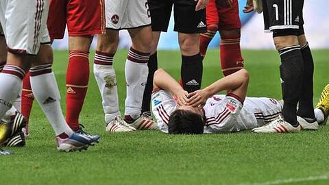 Die 55. Minute in der Allianz Arena: Timm Klose bleibt nach einem Ball gegen die Schläfe benommen am Boden liegen. Mit schwerer Gehirnerschütterung muss der Schweizer ausgewechselt werden.