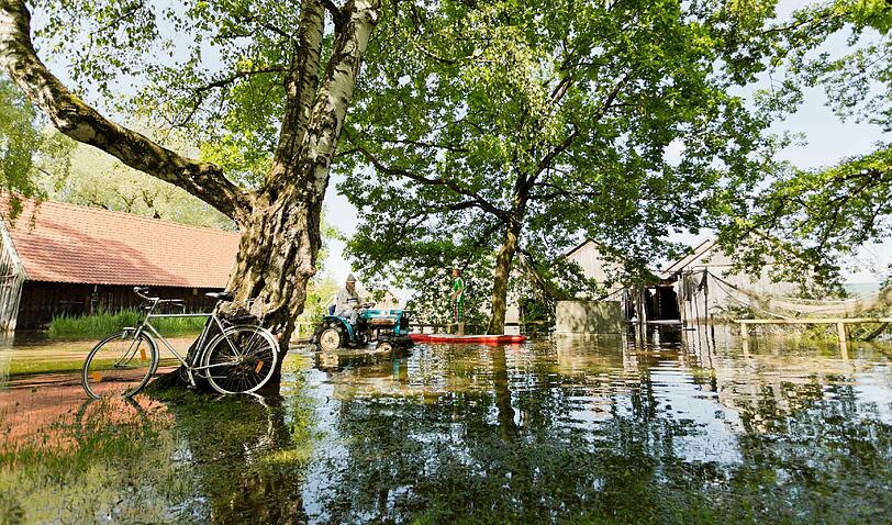 Fanatic-Teamfahrer Fabian Weber erkundet das Hochwasser in Diessen am Ammersee per Stand Up Paddeling