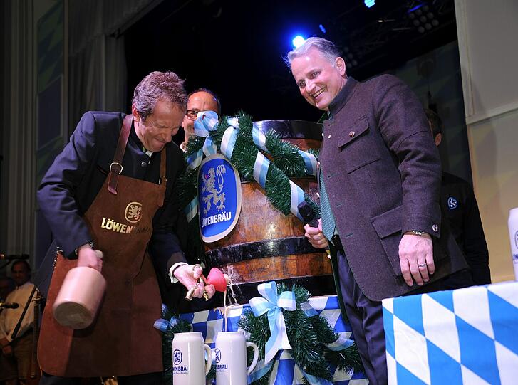 Sechs Schläge braucht Moderator Tilmann Schöberl &ndash; er zapft erst zum dritten Mal an. Rechts: Wirt Christian Schottenhamel.