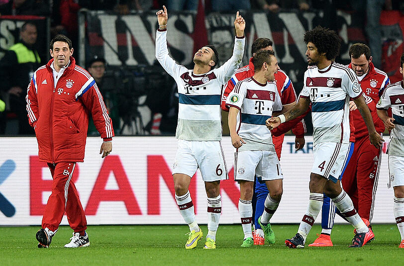 Thiago Alcantara behält die Nerven und verwandelt den letzten Elfmeter.