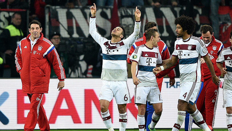Thiago Alcantara behält die Nerven und verwandelt den letzten Elfmeter. Thiago Alcantara behält die Nerven und verwandelt den letzten Elfmeter.