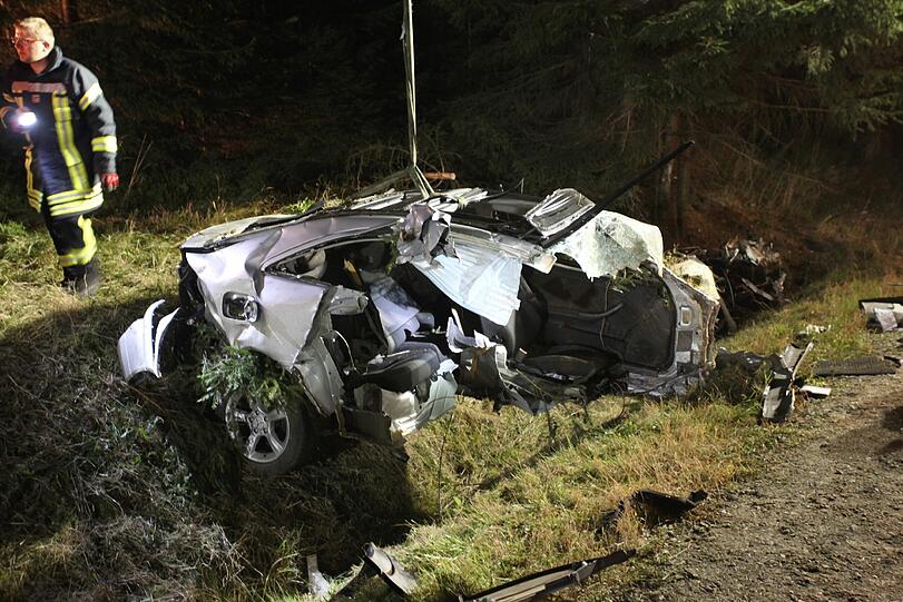 Durch die Wucht des Aufpralls wurde der Mercedes regelrecht zerfetzt. Der Fahrer starb in den Trümmern.