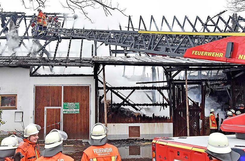 Bilder vom Bauernhof-Brand in Neufahrn bei Freising. Der Landwirt erlitt einen Herzinfarkt, als er den Brand bemerkte.