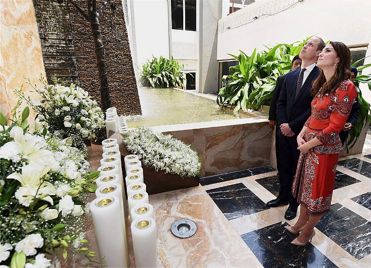 Prinz William und seine Frau Kate haben am ersten Tag ihrer Indien-Reise das berühmte Taj Mahal Palace Hotel besucht.