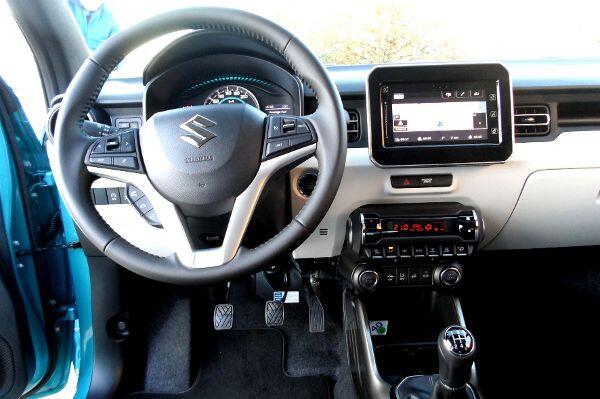 Das Cockpit des Ignis: einfache Bedienung per Touchscreen und weit unten angebrachte Bedieneinheit fürs Klima.