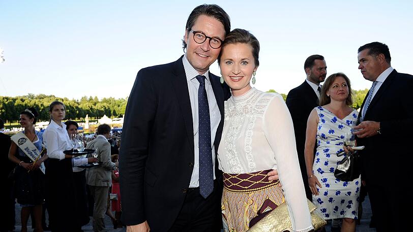 Andreas Scheuer und Frau Sabine beim Sommerempfang des Bayerischen Landtages auf Schloss Schleißheim.