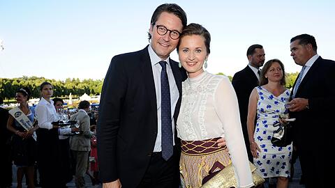 Andreas Scheuer und Frau Sabine beim Sommerempfang des Bayerischen Landtages auf Schloss Schleißheim.