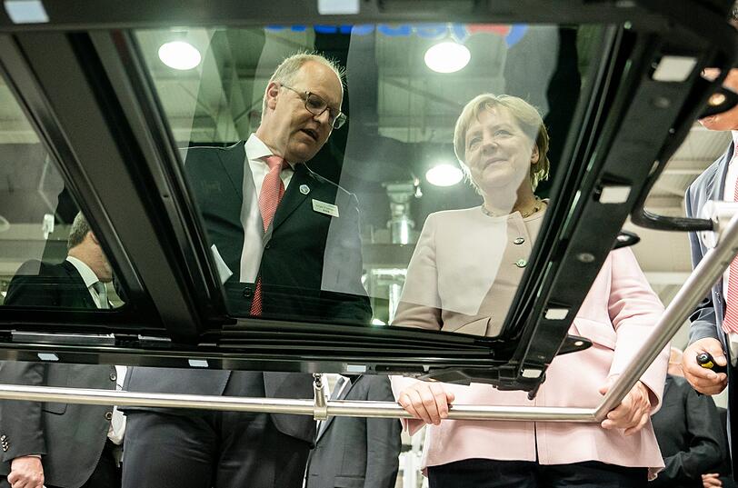 September 2019 in Wuhan: Kanzlerin Angela Merkel mit Webasto-Vorstandschef Holger Engelmann bei der Betriebsbesichtigung.