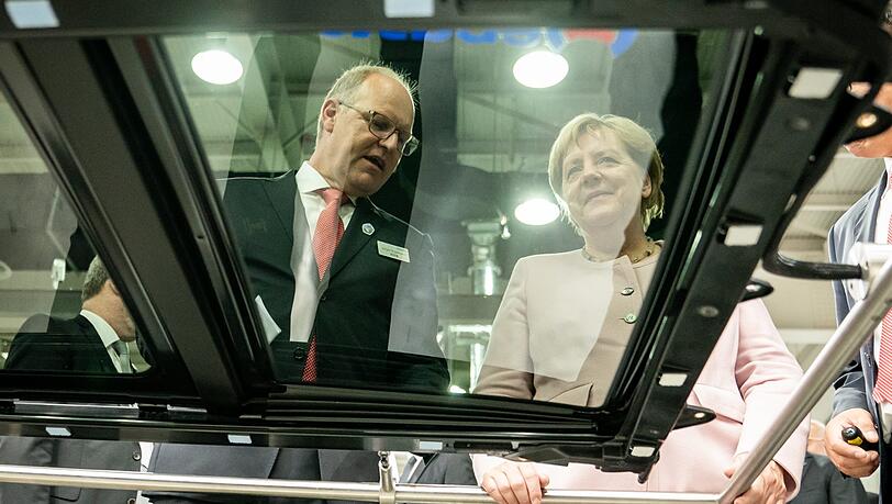 September 2019 in Wuhan: Kanzlerin Angela Merkel mit Webasto-Vorstandschef Holger Engelmann bei der Betriebsbesichtigung. September 2019 in Wuhan: Kanzlerin Angela Merkel mit Webasto-Vorstandschef Holger Engelmann bei der Betriebsbesichtigung.