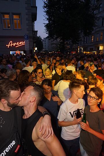 Küssen sich: Christian und Sebastian beim Hans-Sachs-Straßenfest.