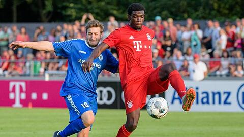 Ludwig Widmann von Rottach-Egern (l) und Kwasi Okyere Wriedt vom FC Bayern München im Zweikampf um den Ball. Foto: Matthias Balk
