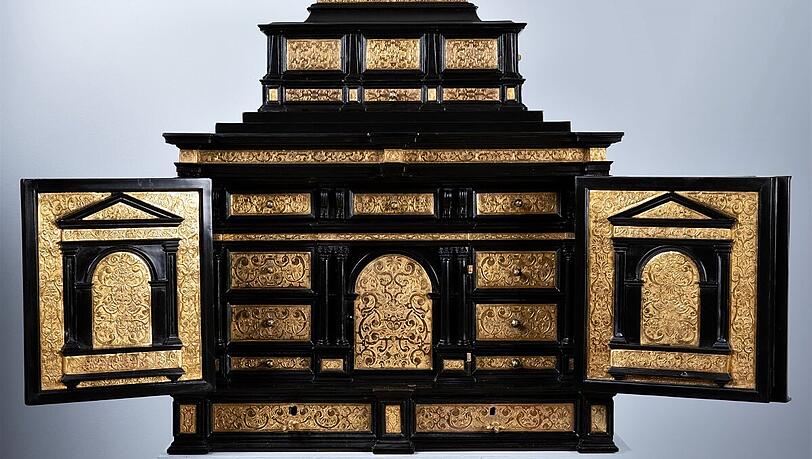Museales Kabinett Wenzel Jamnitzer (1507/1508 Wien – 1585 Nürnberg), Ende 16. Jh. Ebenholzfurnierter Korpus, mit ziselierten, feuervergoldeten Kupferblechen dekoriert. (Bernhard Pfeiffer, Stand 37) Museales Kabinett Wenzel Jamnitzer (1507/1508 Wien – 1585 Nürnberg), Ende 16. Jh. Ebenholzfurnierter Korpus, mit ziselierten, feuervergoldeten Kupferblechen dekoriert. (Bernhard Pfeiffer, Stand 37)