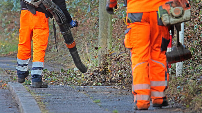 Der Landschaftsgärtner stürzte aus zehn Meter Höhe auf den Boden. (Symbolbild)