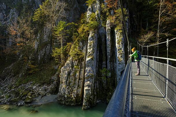 Tolle Ausblicke gibt es an der Hängebrücke. Tolle Ausblicke gibt es an der Hängebrücke.