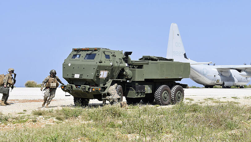 Ein Mehrfachraketenwerfer Himars auf einem US-Militärflugplatz auf der Insel Iejima. (Archivbild) Ein Mehrfachraketenwerfer Himars auf einem US-Militärflugplatz auf der Insel Iejima. (Archivbild)