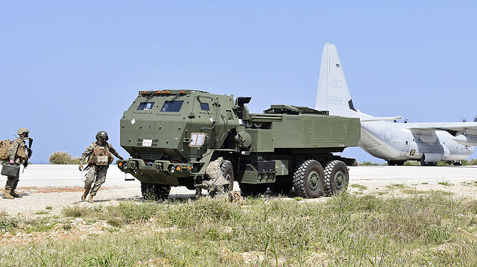 Ein Mehrfachraketenwerfer Himars auf einem US-Militärflugplatz auf der Insel Iejima. (Archivbild)