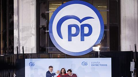 Die großen Gewinner: der PP-Vorsitzende Alberto Núñez Feijóo (l-r), Regionalpräsidentin Isabel Díaz Ayuso und Madrids Bürgermeister José Luis Martínez-Almeida.