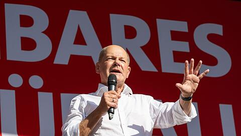 Bundeskanzler Olaf Scholz (SPD) spricht während eines Wahlkampfauftritt auf dem Münchner Marienplatz.
