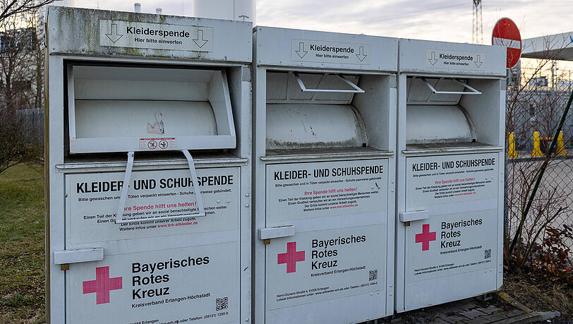 Ausgediente Kleidung, Schuhe und sonstige Textilien gehören nicht in den Restmüll, sondern zur Altkleidersammlung. Ausgediente Kleidung, Schuhe und sonstige Textilien gehören nicht in den Restmüll, sondern zur Altkleidersammlung.