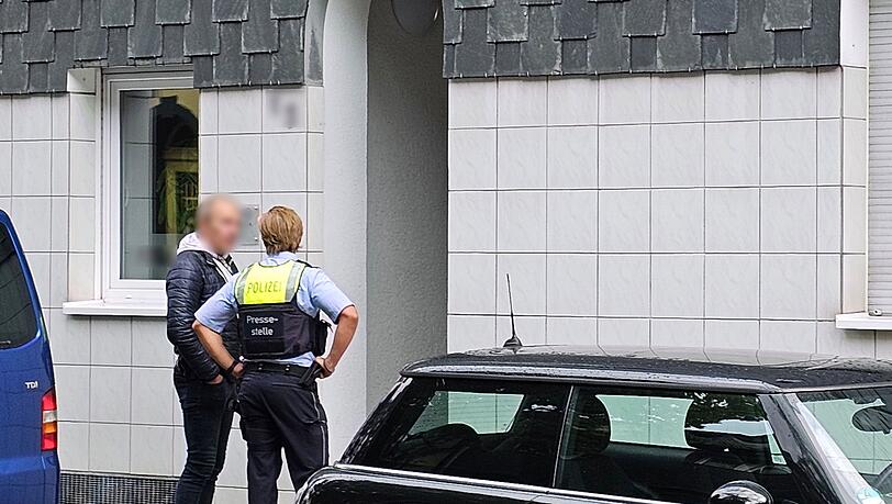 Insgesamt fanden Maßnahmen zeitgleich in sechs Objekten in den Städten Essen, Dortmund, Düsseldorf und Soest statt, wie die Generalstaatsanwaltschaft Düsseldorf und die Polizei Essen mitteilten.