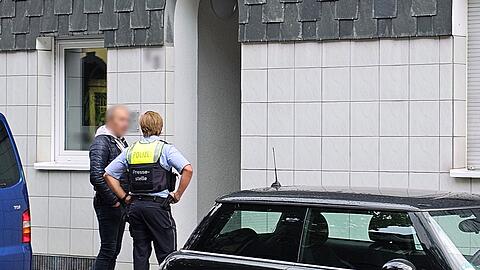 Insgesamt fanden Maßnahmen zeitgleich in sechs Objekten in den Städten Essen, Dortmund, Düsseldorf und Soest statt, wie die Generalstaatsanwaltschaft Düsseldorf und die Polizei Essen mitteilten.