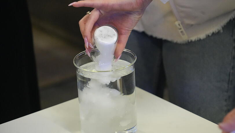 Bei der Sondertour darf man eigenh&auml;ndig Meerwasser anmischen.