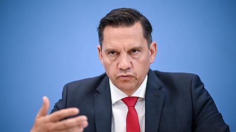 Eine Di&auml;tenerh&ouml;hung w&auml;re nach Ansicht des SPD-Abgeordneten Johannes Fechner das falsche politische Signal. (Archivbild)