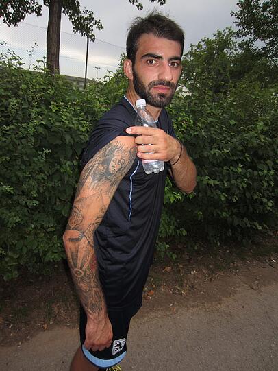 &bdquo;Vielleicht kommt die andere Seite auch irgendwann dran, sagt Makos, &bdquo;vielleicht sehe ich irgendwann so aus wie der Portugiese Meireles.&ldquo;