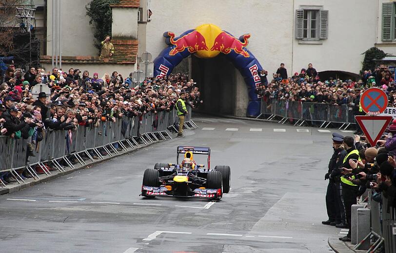 Große Siegesfeier für Sebastian Vettel in Graz: 30.000 Fans feiern den dreimaligen Titelträger, der er in seinem Red Bull einige Runden durch das alte Zentrum der österreichischen Stadt drehte.