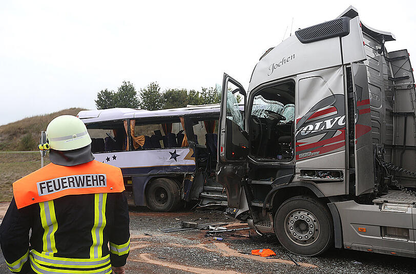 Horror-Unfall in Unterfranken: Ein Sattelzug hat einen Bus mit Kindern und Jugendlichen gerammt - Bilder von der Unfallstelle