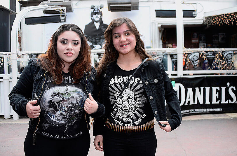 Motörhead-Fans nehmen vor Lemmys Stammkneipe "Rainbow Bar and Grill" Abschied von der Rock-Legende.