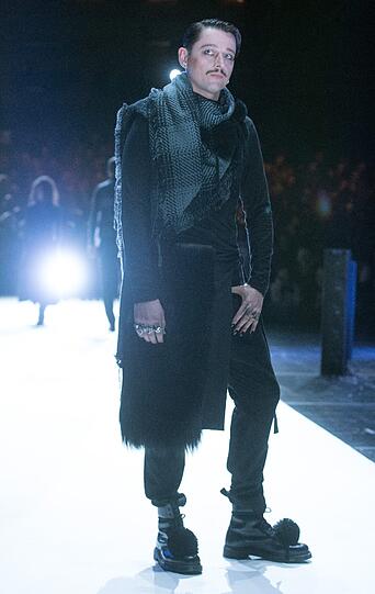 Schornsteinfeger 2.0: Ein Model präsentiert in der Volksbühne in Berlin eine Kreation des Labels Esther Perbandt.