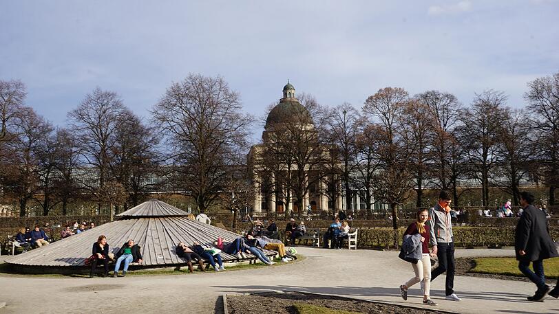 Im Biergarten am Viktualienmarkt, im Hofgarten, am Wiener Platz oder Rindermarkt, sogar auf den Treppen zur Staatskanzlei - München bietet die schönsten Ecken, um die Frühlingssonne in vollen Zügen zu genießen.