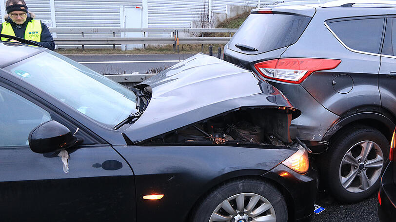 Bei der Massenkarambolage auf der A73 verletzten sich 18 Personen. Die Bilder von der Unfallstelle bei Breitengüßbach zum Durchklicken.