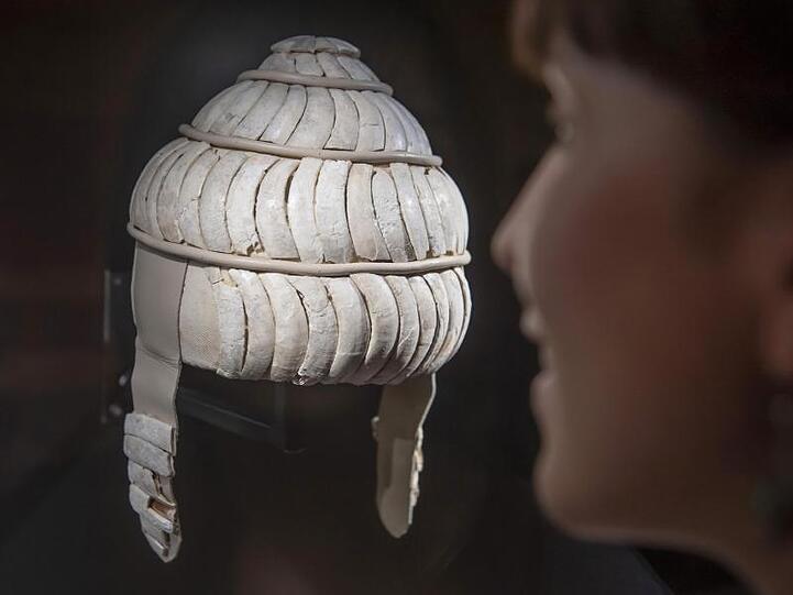 Ein Eberzahnhelm aus Olympia, Elis in Karlsruhe.