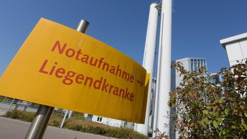 An der Donau-Ries Klinik weist ein Schild auf die Notaufnahme hin. Foto: Stefan Puchner/dpa/Archiv