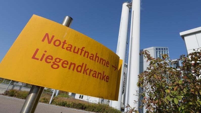 An der Donau-Ries Klinik weist ein Schild auf die Notaufnahme hin. Foto: Stefan Puchner/dpa/Archiv An der Donau-Ries Klinik weist ein Schild auf die Notaufnahme hin. Foto: Stefan Puchner/dpa/Archiv