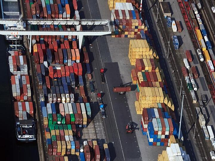Ein Containerterminal im Duisburger Hafen.
