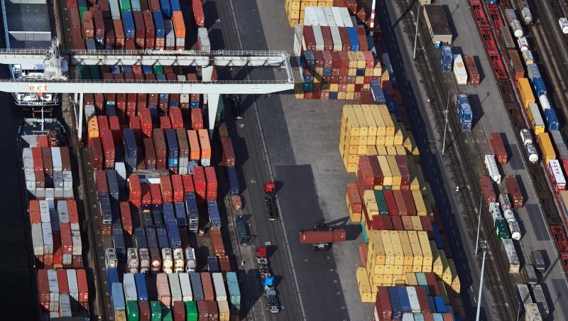 Ein Containerterminal im Duisburger Hafen.