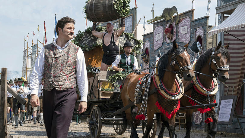 Curt Prank (Misel Maticevic) bestaunt den Oktoberfesteinzug vor seiner neuen Bierburg.