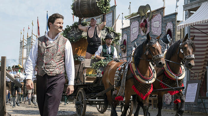 Curt Prank (Misel Maticevic) bestaunt den Oktoberfesteinzug vor seiner neuen Bierburg.