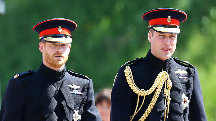 Vor dem Jawort mit Meghan: Prinz Harry (li.) kommt im Mai 2018 mit Prinz William zur St George's Chapel