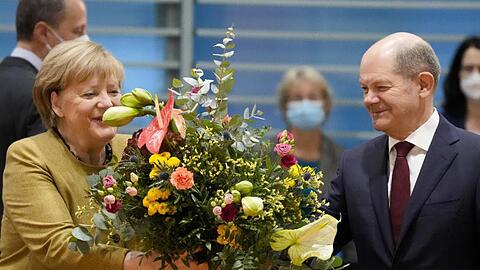 Die wichtigste Personalie ist klar: Nachfolger von Bundeskanzlerin Angela Merkel wird der bisherige Finanzminister Olaf Scholz.
