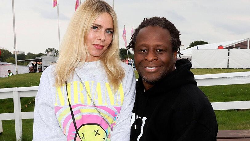 Mola Adebisi und Adelina Zilai haben sich in der Stadt der Liebe verlobt.