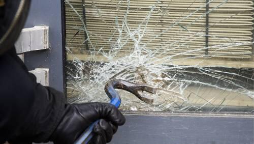 Innerhalb von Sekunden ist ein Einbrecher da,wo er hin will: In der frühen Dämmerung der Herbst- und Winterzeit haben die Langfinger wieder Hochkonjunktur. Innerhalb von Sekunden ist ein Einbrecher da,wo er hin will: In der frühen Dämmerung der Herbst- und Winterzeit haben die Langfinger wieder Hochkonjunktur.
