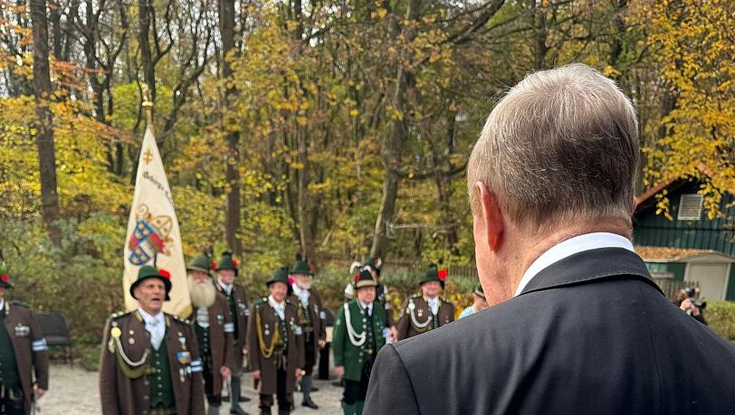 Aus der Sicht des Jubilars: Otto Wiesheu nimmt die Ehrung durch die Gebirgsschützen entgegen. Kurz daruf wird's sehr laut.