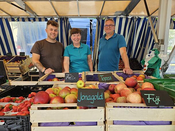 Wochenmarkt am Mariahilfplatz: Joe Aichele (l.) und Georg Brög (r.) kommen mit ihren Produkten jeden Mittwoch aus Lindau in die Au. Ihre langjährige Mitarbeiterin Gabi Günther (Mitte) kommt mit dem Bauern vom Nachbarstand aus Aichach. Wochenmarkt am Mariahilfplatz: Joe Aichele (l.) und Georg Brög (r.) kommen mit ihren Produkten jeden Mittwoch aus Lindau in die Au. Ihre langjährige Mitarbeiterin Gabi Günther (Mitte) kommt mit dem Bauern vom Nachbarstand aus Aichach.