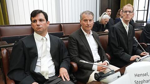 Auch Ex-Mann Stephan Hensel (in der Mitte) erschien mit seinen Anwälten vor Gericht.