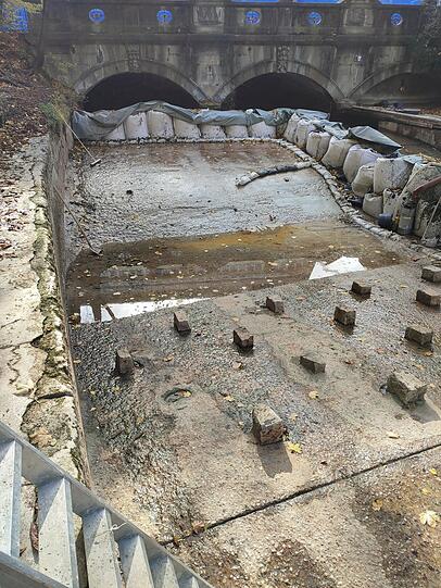 Viel zu gut habe es die Stadt bei der Bachauskehr gemeint. Das sei das Hauptproblem für die fehlende Welle, berichtet Surfer Martin Grün. Viel zu gut habe es die Stadt bei der Bachauskehr gemeint. Das sei das Hauptproblem für die fehlende Welle, berichtet Surfer Martin Grün.