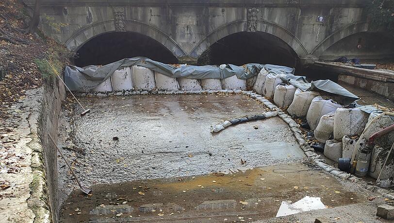 Viel zu gut habe es die Stadt bei der Bachauskehr gemeint. Das sei das Hauptproblem für die fehlende Welle, berichtet Surfer Martin Grün. Viel zu gut habe es die Stadt bei der Bachauskehr gemeint. Das sei das Hauptproblem für die fehlende Welle, berichtet Surfer Martin Grün.